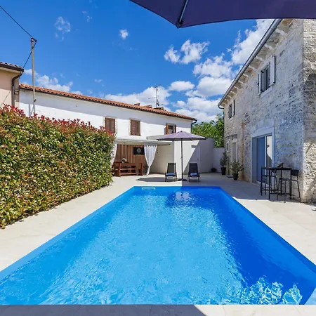 Holiday home Karmen - Roj454 By Interhome